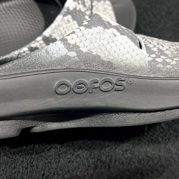 🔥 Oofos Reptile Limited Snake Print Ooaah Recovery Slide Sandals Wmn 10 / EU 41 - Picture 6 of 8